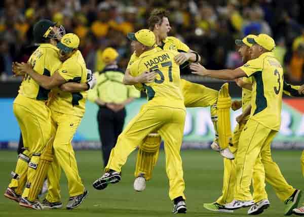 ICC World Cup 2015: बायें हाथ के तेज गेंदबाजों की त्रिमूर्ति की कहर बरपाती गेंदबाजी और अपना आखिरी वनडे खेल रहे कप्तान माइकल क्लार्क के दर्शनीय अर्धशतक से ऑस्ट्रेलिया ने आज यहां न्यूजीलैंड को 101 गेंद शेष रहते हुए तीन विकेट से करारी शिकस्त देकर पांचवीं बार आईसीसी क्रिकेट विश्व कप जीता। (फ़ोटो-रॉयटर्स) Australia, Australia World Cup 2015, Australia Champion, Australia 5th Time Champion, Australia beat New Zealand, World Cup Final, Aus Beat NZ, ICC World Cup
