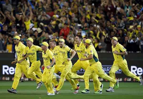 ICC World Cup 2015: मिशेल जॉनसन, जेम्स फॉकनर और मिशेल स्टार्क ने न्यूजीलैंड की पारी की कमर तोड़कर उसकी पूरी टीम को 45 ओवरों में 183 रन पर ढेर कर दिया। विश्व कप 1983 में भारत ने वेस्टइंडीज के खिलाफ फाइनल में इसी स्कोर का सफलतापूर्वक बचाव किया था लेकिन न्यूजीलैंड इतिहास नहीं दोहरा पाया। ऑस्ट्रेलिया 33.1 ओवर में तीन विकेट पर 186 रन बनाकर अपनी सरजमीं पर चैंपियन बनने वाला दूसरा देश बना। (फ़ोटो-रॉयटर्स) Australia, Australia World Cup 2015, Australia Champion, Australia 5th Time Champion, Australia beat New Zealand, World Cup Final, Aus Beat NZ, ICC World Cup