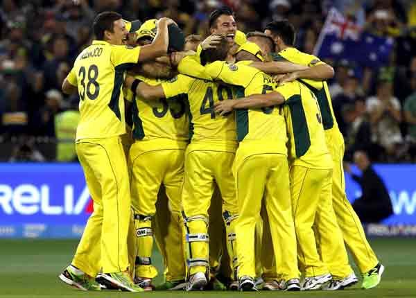ICC World Cup 2015: इससे पहले आस्ट्रेलिया ने 1987, 1999, 2003 और 2007 में विश्व कप जीता था। क्लार्क ने इस तरह से एक चैंपियन के रूप में एकदिवसीय अंतरराष्ट्रीय क्रिकेट को अलविदा कहा। उन्होंने पहले ही घोषणा कर दी थी कि वह फाइनल के बाद क्रिकेट के इस प्रारूप से संन्यास ले लेंगे। ऑस्ट्रेलिया को चमचमाती ट्रॉफी के अलावा 39 लाख 75 हजार डॉलर का चेक मिला जबकि न्यूजीलैंड को 17 लाख 50 हजार डॉलर से ही संतोष करना पड़ा। (फ़ोटो-रॉयटर्स) Australia, Australia World Cup 2015, Australia Champion, Australia 5th Time Champion, Australia beat New Zealand, World Cup Final, Aus Beat NZ, ICC World Cup