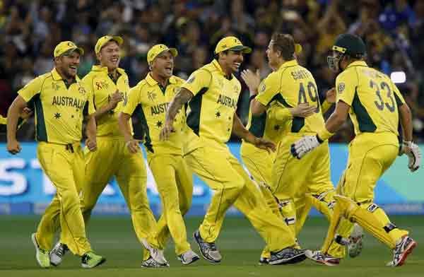 ICC World Cup 2015: ऑस्ट्रेलिया की जीत की इबारत बायें हाथ के उसके तीन तेज गेंदबाजों जॉनसन (30 रन देकर तीन विकेट), फॉकनर (36 रन देकर तीन विकेट) और स्टार्क ने (20 रन देकर दो विकेट) ने लिख दी थी। बाद में क्लार्क (74), स्टीवन स्मिथ (नाबाद 56) और डेविड वॉर्नर (45) ने ऑस्ट्रेलिया को आसानी से लक्ष्य तक पहुंचाकर फिर से फाइनल की पटकथा में रोमांच शब्द नहीं जुड़ने दिया। (फ़ोटो-रॉयटर्स) Australia, Australia World Cup 2015, Australia Champion, Australia 5th Time Champion, Australia beat New Zealand, World Cup Final, Aus Beat NZ, ICC World Cup