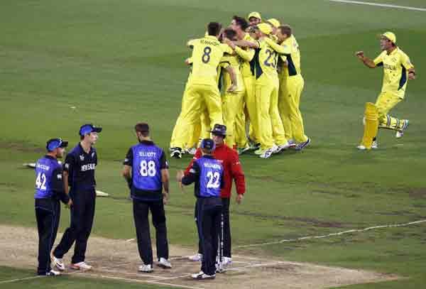 ICC World Cup 2015: न्यूजीलैंड के लिये सेमीफाइनल के नायक ग्रांट इलियट ने 82 गेंदों पर 83 रन की पारी खेली लेकिन आखिर में विकेटों के तेजी से पतन के कारण उसका सम्मानजनक स्कोर खड़ा करने का सपना पूरा नहीं हो पाया। कीवी टीम ने आखिरी सात विकेट दस ओवरों में 33 रन के अंदर गंवाये। (फ़ोटो-रॉयटर्स) Australia, Australia World Cup 2015, Australia Champion, Australia 5th Time Champion, Australia beat New Zealand, World Cup Final, Aus Beat NZ, ICC World Cup