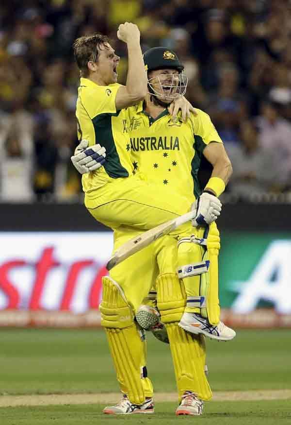 ICC World Cup 2015: भारत 2011 में अपनी सरजमीं पर विश्व कप जीतने वाला पहली टीम बना था। ऑस्ट्रेलिया के पास यह उपलब्धि हासिल करने के लिये बड़ा लक्ष्य नहीं था। उसकी शुरुआत हालांकि अच्छी नहीं रही लेकिन छोटे लक्ष्य के सामने उसके खिलाड़ी दबाव में नहीं आये। (फ़ोटो-रॉयटर्स) Australia, Australia World Cup 2015, Australia Champion, Australia 5th Time Champion, Australia beat New Zealand, World Cup Final, Aus Beat NZ, ICC World Cup