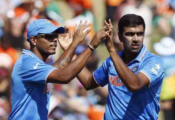 India vs Ireland: हैमिल्टन में आईसीसी क्रिकेट विश्व कप के पूल बी मैच में आयरलैंड के बल्लेबाज पॉल स्टर्लिंग को आउट करने के बाद साथी खिलाड़ी उमेश यादव के साथ खुशी मनाते रविचंद्रन अश्विन। अश्विन ने 10 ओवर में एक मेडन सहित 38 रन देकर 2 विकेट हासिल किए। (स्रोत-रॉयटर्स) live cricket score, live score, ind vs ire, live india vs ireland, ind vs ire score, ind vs ire live, live cricket ind vs ire, india ireland live, india ireland, ireland india, world cup 2015, cricket news