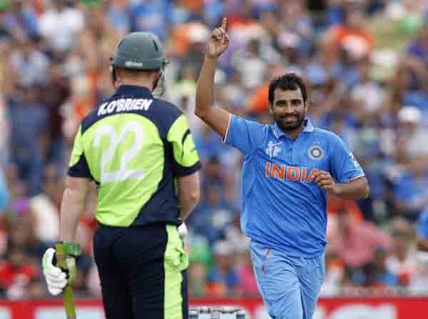 India vs Ireland: हैमिल्टन में आईसीसी क्रिकेट विश्व कप के पूल बी मैच में आयरलैंड के बल्लेबाज केविन ओब्रायन को आउट करने के बाद खुशी मनाते भारतीय गेंदबाज मोहम्मद शमी। शमी ने 9 ओवर में 42 रन देकर 3 विकेट हासिल किए। (स्रोत-रॉयटर्स) live cricket score, live score, ind vs ire, live india vs ireland, ind vs ire score, ind vs ire live, live cricket ind vs ire, india ireland live, india ireland, ireland india, world cup 2015, cricket news