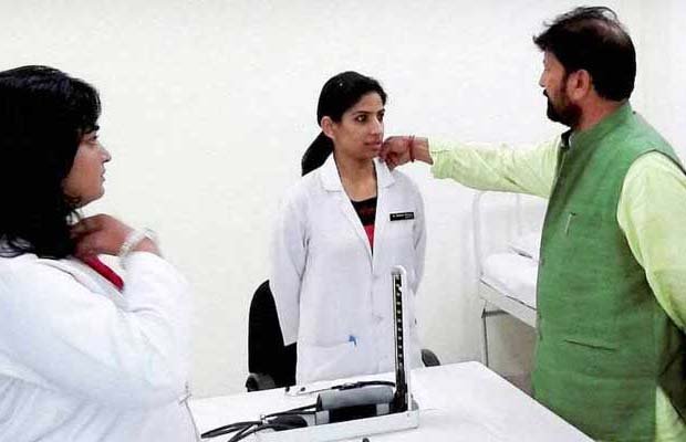 महिला डॉक्टर का कॉलर छूते भाजपा के मंत्री की फोटो वायरल