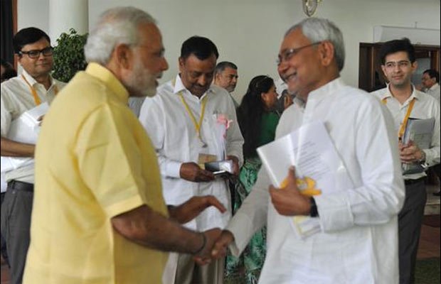 नीति आयोग की बैठक में नरेंद्र मोदी-नीतीश ने गर्मजोशी से मिलाया हाथ, अखिलेश और ममता नहीं पहुंचे