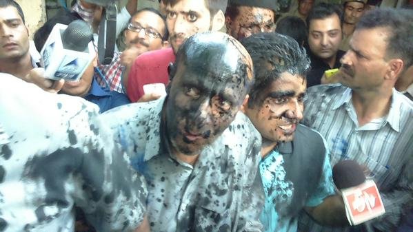 बीफ पार्टी करने के आरोप में J&K के एमएलए पर दिल्ली में फेंकी स्याही, मोबिल