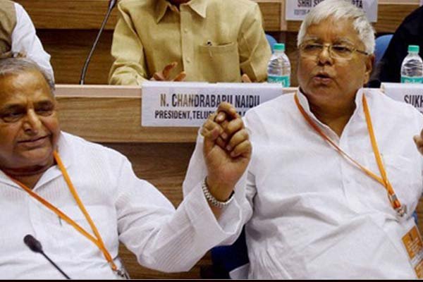 बिहार चुनाव 2015: महागठबंधन के अपमान से जख्मी हुए मुलायम, कहा- अकेले ही लड़ेंगे