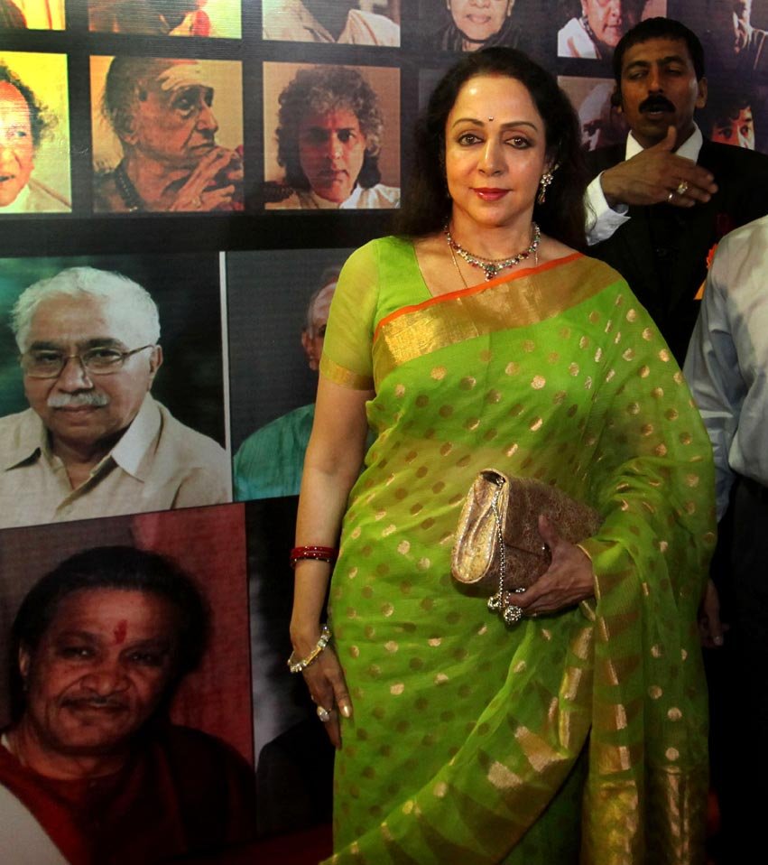 hema-malini-birthday-today-10 unknown facts of dream girl1 Hema Malini, Hema Malini birthday today, Hema Malini happy birthday, Hema Malini latest news, Dharmendra, Isha Deol, Dream Girl, Politics, Films, Bollywood, latest bollywood news, हेमा मालिनी, हेमा मालिनी जन्मदिन, धर्मेंद्र, बॉलीवुड, बॉलीवुड न्यूज़, मनोरंजन