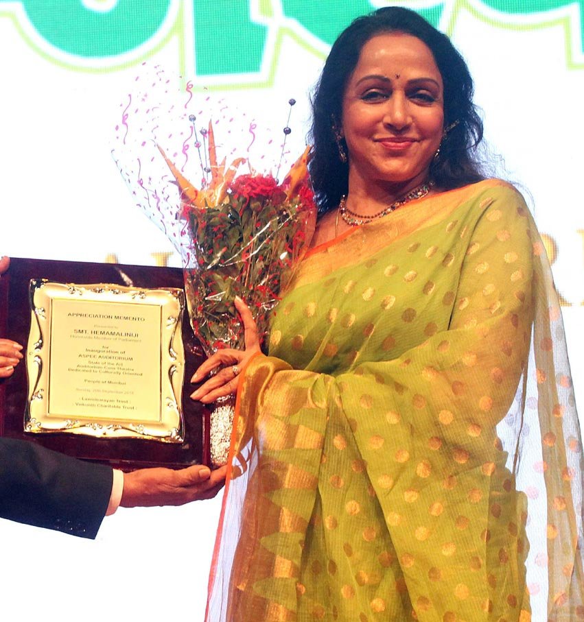 hema-malini-birthday-today-10 unknown facts of dream girl99 Hema Malini, Hema Malini birthday today, Hema Malini happy birthday, Hema Malini latest news, Dharmendra, Isha Deol, Dream Girl, Politics, Films, Bollywood, latest bollywood news, हेमा मालिनी, हेमा मालिनी जन्मदिन, धर्मेंद्र, बॉलीवुड, बॉलीवुड न्यूज़, मनोरंजन