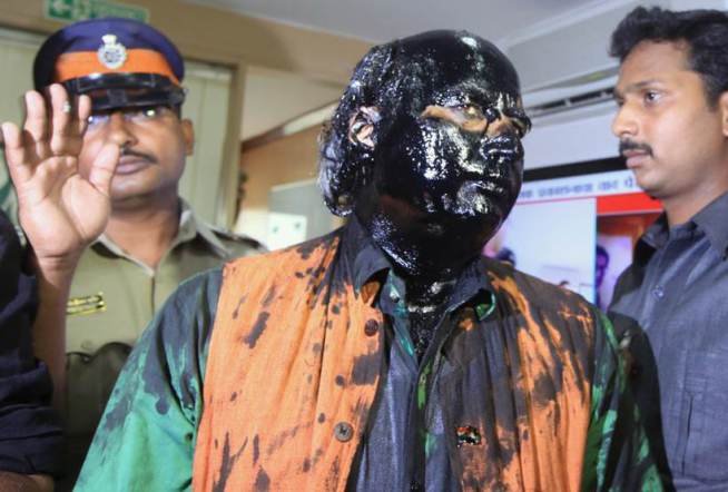 Sudheendra-Kulkarni-said-not-threatening-not-shot-bare-to-talk after shivsena activists throw ink1 sudheendra kulkarni, shiv sena, kulkarni sena, sena kulkarni, kulkarni ink attack, kasuri book launch, sena kasuri, india news, सुधींद्र कुलकर्णी, शिवसेना, कुलकर्णी सेना, कुलकर्णी स्याही अटैक, कसूरी बुक लॉन्च, कसूरी