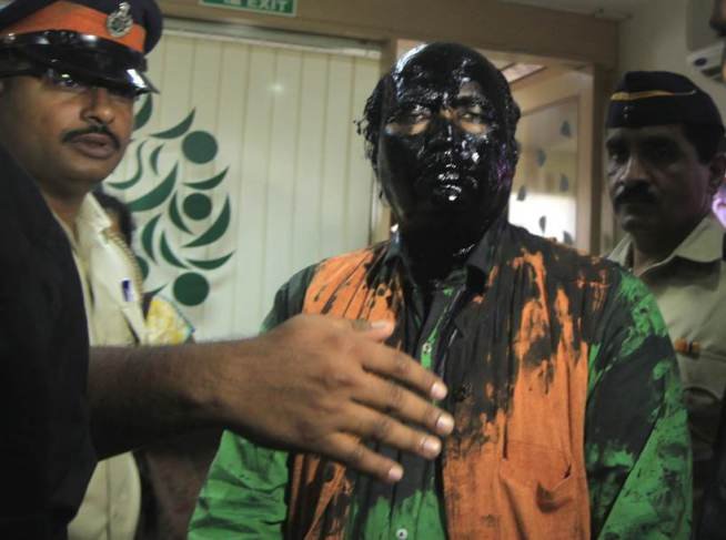 Sudheendra-Kulkarni-said-not-threatening-not-shot-bare-to-talk after shivsena activists throw ink2 sudheendra kulkarni, shiv sena, kulkarni sena, sena kulkarni, kulkarni ink attack, kasuri book launch, sena kasuri, india news, सुधींद्र कुलकर्णी, शिवसेना, कुलकर्णी सेना, कुलकर्णी स्याही अटैक, कसूरी बुक लॉन्च, कसूरी