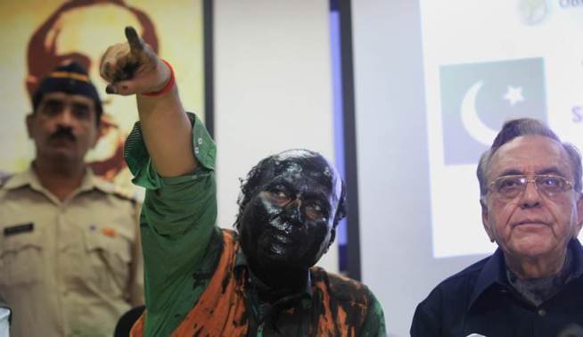 Sudheendra-Kulkarni-said-not-threatening-not-shot-bare-to-talk after shivsena activists throw ink3 sudheendra kulkarni, shiv sena, kulkarni sena, sena kulkarni, kulkarni ink attack, kasuri book launch, sena kasuri, india news, सुधींद्र कुलकर्णी, शिवसेना, कुलकर्णी सेना, कुलकर्णी स्याही अटैक, कसूरी बुक लॉन्च, कसूरी