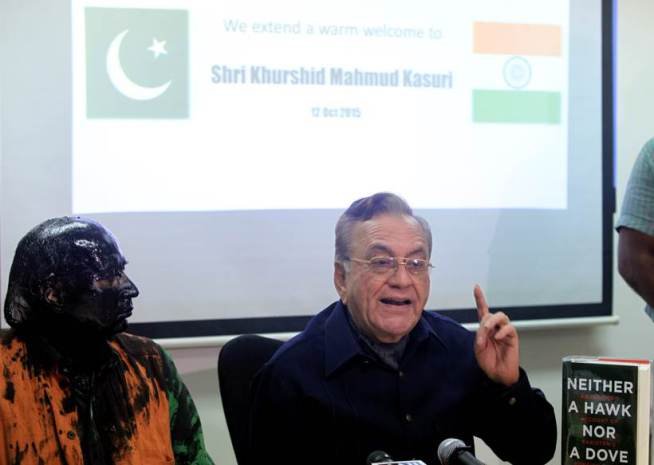 Sudheendra-Kulkarni-said-not-threatening-not-shot-bare-to-talk after shivsena activists throw ink4 sudheendra kulkarni, shiv sena, kulkarni sena, sena kulkarni, kulkarni ink attack, kasuri book launch, sena kasuri, india news, सुधींद्र कुलकर्णी, शिवसेना, कुलकर्णी सेना, कुलकर्णी स्याही अटैक, कसूरी बुक लॉन्च, कसूरी