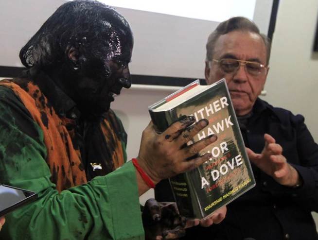 Sudheendra-Kulkarni-said-not-threatening-not-shot-bare-to-talk after shivsena activists throw ink5 sudheendra kulkarni, shiv sena, kulkarni sena, sena kulkarni, kulkarni ink attack, kasuri book launch, sena kasuri, india news, सुधींद्र कुलकर्णी, शिवसेना, कुलकर्णी सेना, कुलकर्णी स्याही अटैक, कसूरी बुक लॉन्च, कसूरी