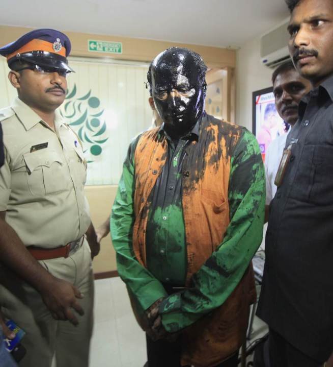 Sudheendra-Kulkarni-said-not-threatening-not-shot-bare-to-talk after shivsena activists throw ink6 sudheendra kulkarni, shiv sena, kulkarni sena, sena kulkarni, kulkarni ink attack, kasuri book launch, sena kasuri, india news, सुधींद्र कुलकर्णी, शिवसेना, कुलकर्णी सेना, कुलकर्णी स्याही अटैक, कसूरी बुक लॉन्च, कसूरी