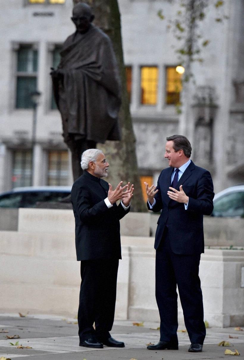 PM Modi in London नरेंद्र मोदी फोटोज, नरेंद्र मोदी का साल 2015, पीएम मोदी, मोदी फोटो, narendra modi, modi in 2015, modi photos, best photos of modi 2015, 2015 modi photos, modi and obama, modi yoga photos, modi selfies, modi news, photos of the year, india news, latest news