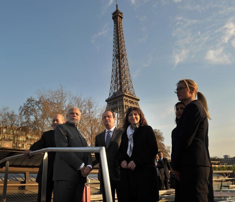 modi-hollande-paris नरेंद्र मोदी फोटोज, नरेंद्र मोदी का साल 2015, पीएम मोदी, मोदी फोटो, narendra modi, modi in 2015, modi photos, best photos of modi 2015, 2015 modi photos, modi and obama, modi yoga photos, modi selfies, modi news, photos of the year, india news, latest news