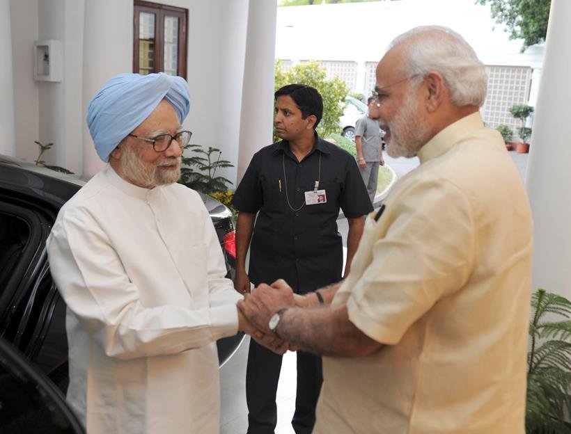 modi-manmohan1 नरेंद्र मोदी फोटोज, नरेंद्र मोदी का साल 2015, पीएम मोदी, मोदी फोटो, narendra modi, modi in 2015, modi photos, best photos of modi 2015, 2015 modi photos, modi and obama, modi yoga photos, modi selfies, modi news, photos of the year, india news, latest news