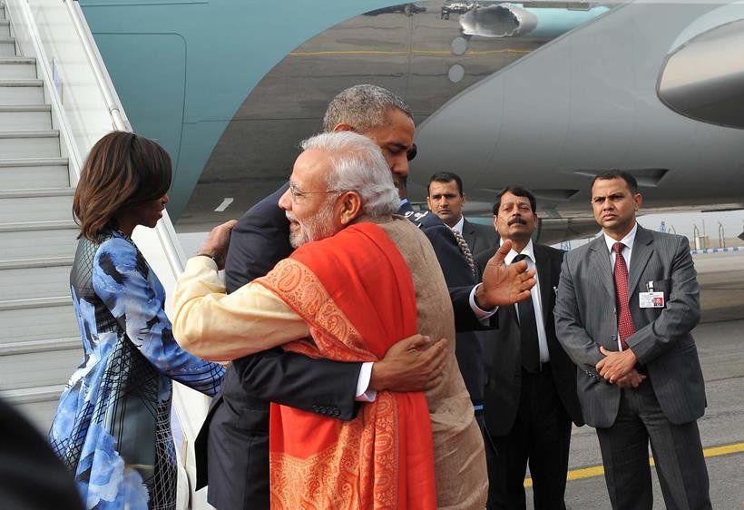 modi-obama-hug नरेंद्र मोदी फोटोज, नरेंद्र मोदी का साल 2015, पीएम मोदी, मोदी फोटो, narendra modi, modi in 2015, modi photos, best photos of modi 2015, 2015 modi photos, modi and obama, modi yoga photos, modi selfies, modi news, photos of the year, india news, latest news