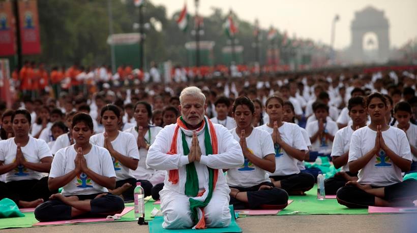 modi-yoga1 नरेंद्र मोदी फोटोज, नरेंद्र मोदी का साल 2015, पीएम मोदी, मोदी फोटो, narendra modi, modi in 2015, modi photos, best photos of modi 2015, 2015 modi photos, modi and obama, modi yoga photos, modi selfies, modi news, photos of the year, india news, latest news
