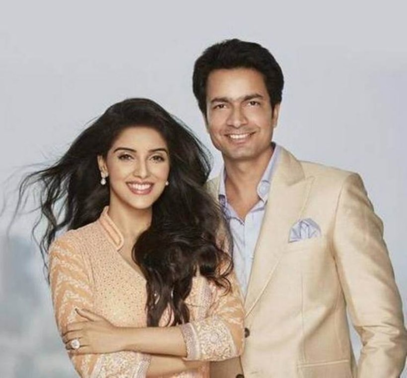 asin-rahul-solitaire Asin sharma, asin sharma wedding, asin sharma-a rahul wedding, asin wedding card, akshay kumar, asin sharma marriage, asin-rahul love story