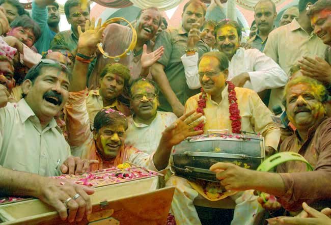 Shivraj-Singh-Chouhan-holi holi celebration, Lalu Prasad, Lalu Prasad Yadav Holi, lalu prasad Yadav holi Celebration, lalu prasad Yadav holi, lalu prasad yadav holi songs, Ram Vilas Paswan, Ram Vilas Paswan Holi, Ram Vilas Paswan Holi Celebratin, Shivraj Singh Chouhan, Shivraj Singh Chouhan Holi, Shivraj Singh Chouhan Song, Shivraj Singh Chouhan Holi Video, LK Advani, LK Advani holi, LK Advani Holi Celebration, Sonia Gandhi, Sonia Gandhi Holi, Sonia Gandhi Holi Celebration, holi 2016, Holi Images, Holi Songs, Holi Pics, Holi