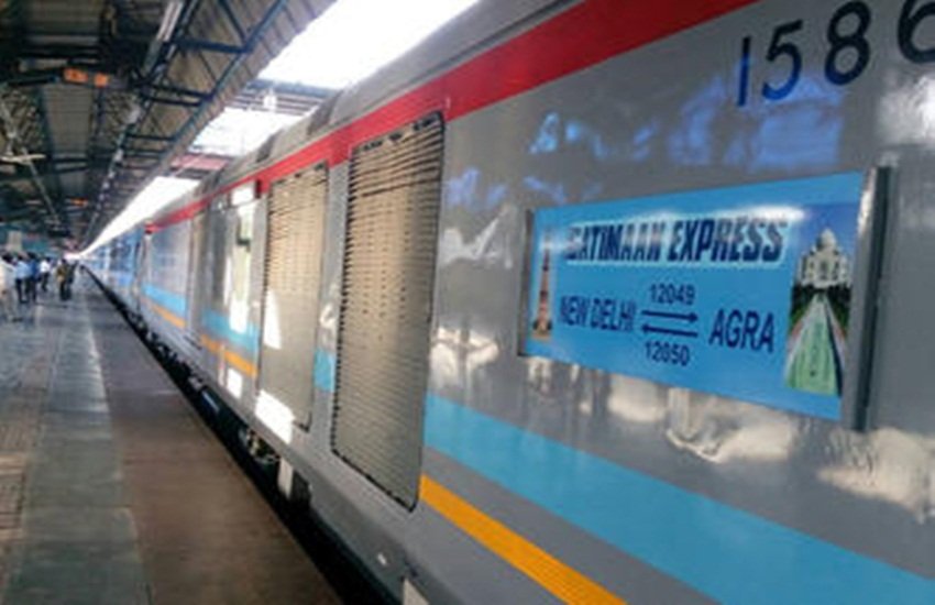 gatimaan express 10 Gatiman Express, Semi High Speed Train,fastest train, Agra-Delhi Gatiman, gatimaan express fare, gatimaan express facility, gatiman express speed, gatiman express route, gatiman express stoppage, Indian Railways, Suresh Prabhu, IRCTC, superfast trains, india fastest train, gatiman express time table, gatimaan express timing, गतिमान एक्सप्रेस, गतिमान एक्सप्रेस किराया, आगरा दिल्ली गतिमान एक्सप्रेस, गतिमान एक्सप्रेस टाइम टेबल, भारत की सबसे तेज ट्रेन, गतिमान एक्सप्रेस स्पीड