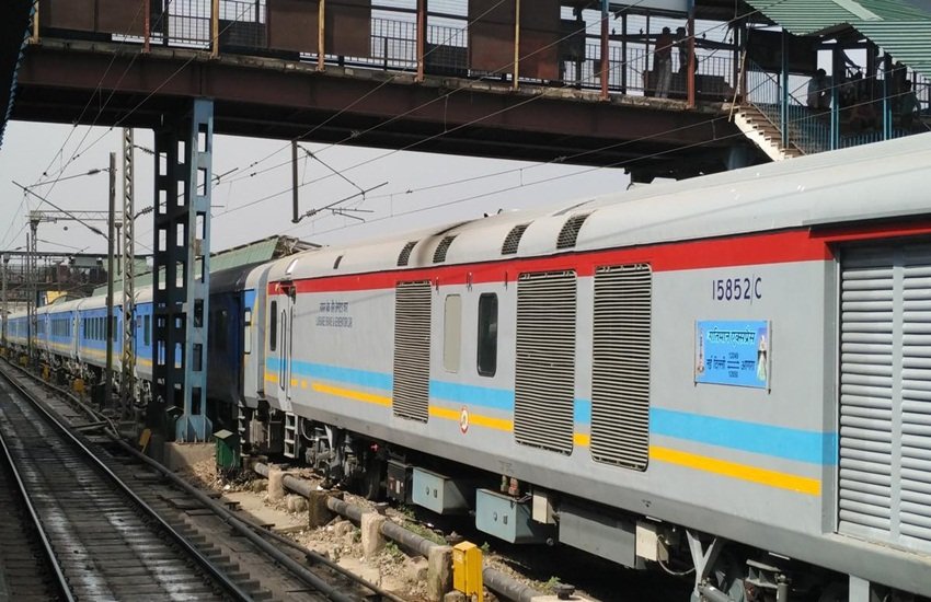 gatimaan express 13 Gatiman Express, Semi High Speed Train,fastest train, Agra-Delhi Gatiman, gatimaan express fare, gatimaan express facility, gatiman express speed, gatiman express route, gatiman express stoppage, Indian Railways, Suresh Prabhu, IRCTC, superfast trains, india fastest train, gatiman express time table, gatimaan express timing, गतिमान एक्सप्रेस, गतिमान एक्सप्रेस किराया, आगरा दिल्ली गतिमान एक्सप्रेस, गतिमान एक्सप्रेस टाइम टेबल, भारत की सबसे तेज ट्रेन, गतिमान एक्सप्रेस स्पीड