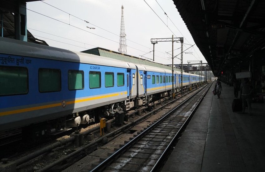 gatimaan express 9 Gatiman Express, Semi High Speed Train,fastest train, Agra-Delhi Gatiman, gatimaan express fare, gatimaan express facility, gatiman express speed, gatiman express route, gatiman express stoppage, Indian Railways, Suresh Prabhu, IRCTC, superfast trains, india fastest train, gatiman express time table, gatimaan express timing, गतिमान एक्सप्रेस, गतिमान एक्सप्रेस किराया, आगरा दिल्ली गतिमान एक्सप्रेस, गतिमान एक्सप्रेस टाइम टेबल, भारत की सबसे तेज ट्रेन, गतिमान एक्सप्रेस स्पीड