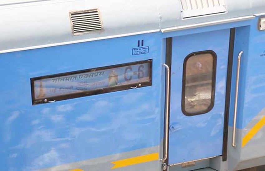 gatimaan express2 Gatiman Express, Semi High Speed Train,fastest train, Agra-Delhi Gatiman, gatimaan express fare, gatimaan express facility, gatiman express speed, gatiman express route, gatiman express stoppage, Indian Railways, Suresh Prabhu, IRCTC, superfast trains, india fastest train, gatiman express time table, gatimaan express timing, गतिमान एक्सप्रेस, गतिमान एक्सप्रेस किराया, आगरा दिल्ली गतिमान एक्सप्रेस, गतिमान एक्सप्रेस टाइम टेबल, भारत की सबसे तेज ट्रेन, गतिमान एक्सप्रेस स्पीड