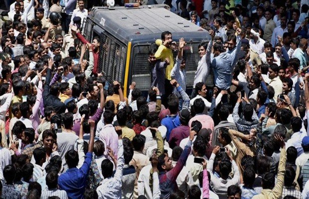 गुजरात: हिंसक के बाद जानलेवा भी हुआ पटेल आरक्षण आंदोलन, सूरत में युवक ने की खुदकुशी