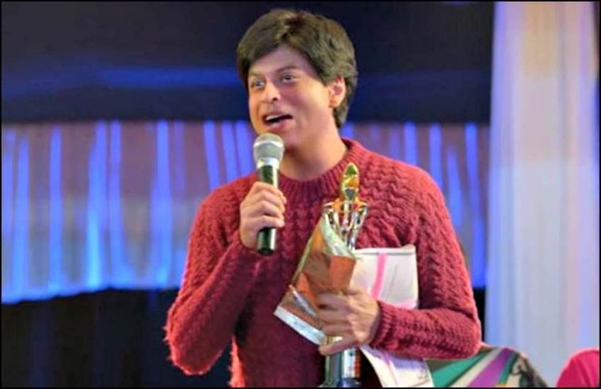 अगर आपकी यह जानने की ख्वाहिश रही है कि सुपर स्टार शाहरुख खान असल जिंदगी में कैसे रहता है। किस प्रकार से वह अपने फैंस को ट्रीट करता है? उसकी टीम कैसी है? ऑफ कैमरा वह कैसे जीता है तो फैन आपको काफी हद इन सब बातों के करीब ले जाएगी।