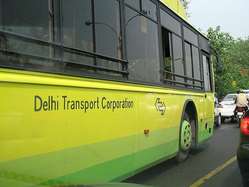 नई दिल्ली: डीटीसी बस ने भाई-बहन को कुचला, मातम में मां की हालत भी बिगड़ी