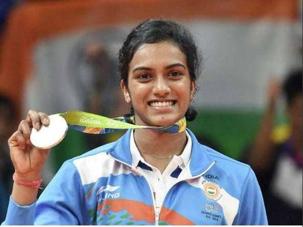 Rio Olympics 2016: बैडमिंटन संघ ने सिंधू को दिए 50 लाख रुपए, राष्ट्रपति-प्रधानमंत्री समेत कई बड़े खिलाड़ियों ने की तारीफ