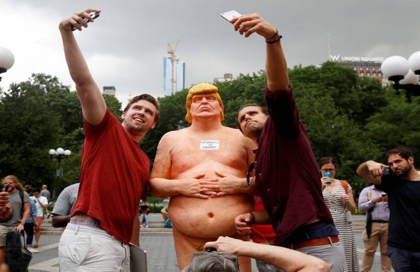 donald trump naked statue