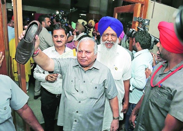 पंजाब: विधानसभा में हंगामे के बीच फेंका गया जूता