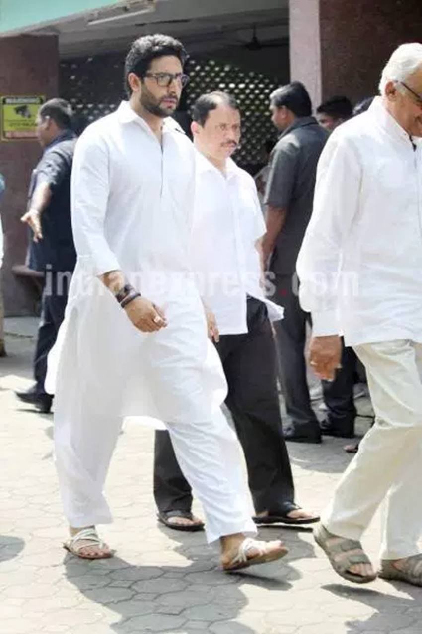 शिल्पा के पिता के अंतिम संस्कार में पहुंचे अभिनेता अभिषेक बच्चन।