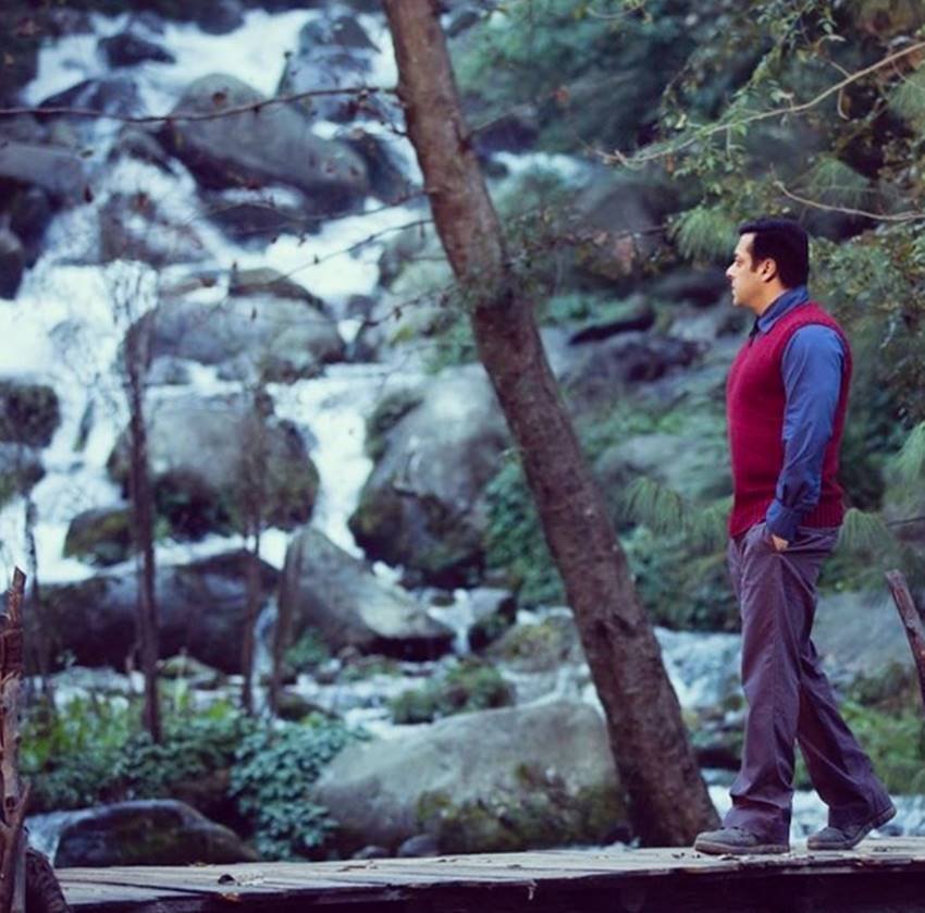 salman-khan-tubelight-shooting-pics1 Tubelight Shooting Photos, Photos of Tubelight Shooting, Salman Khan Tubelight Photos, Salman Khan on Tubelight set, Tubelight Shooting pics, Salman khan shooting pics, tubelight release date, tubelight teaser, tubelight trailer, tubelight star cast, tubelight pics, Salman Khan in Manali, Salman Khan wallpapers, salman khan photos, Entertainment news, bollywood news