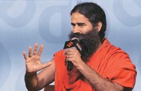 नरेंद्र मोदी के समर्थन में साधुओं के साथ उतरे बाबा रामदेव, बोले- नोटबंदी का विरोध करना देशद्रोह