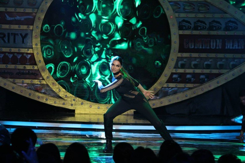bigg-boss-10-deepika-padukone-entry-xxx-return-of-xander-cage-promotion1 deepika padukone, deepika padukone in bigg boss 10, deepika padukone bigg boss entry, deepika padukone with salman khan, bigg boss season 10, bigg boss 10, deepika padukone photos, xXx : The Return of Xander Cage