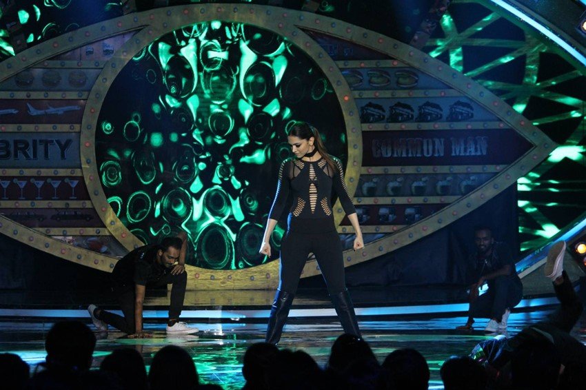 bigg-boss-10-deepika-padukone-entry-xxx-return-of-xander-cage-promotion2 deepika padukone, deepika padukone in bigg boss 10, deepika padukone bigg boss entry, deepika padukone with salman khan, bigg boss season 10, bigg boss 10, deepika padukone photos, xXx : The Return of Xander Cage