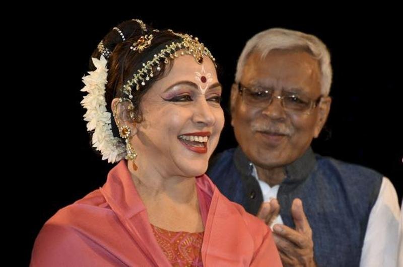 hema-malini-in-patna_288b9acc-9aee-11e6-84cd-7afcc7591aa7 Hema Malini, Lalu Prasad, Tejashwi Prasad Yadav, Bihar, Tej Pratap Yadav, Patna