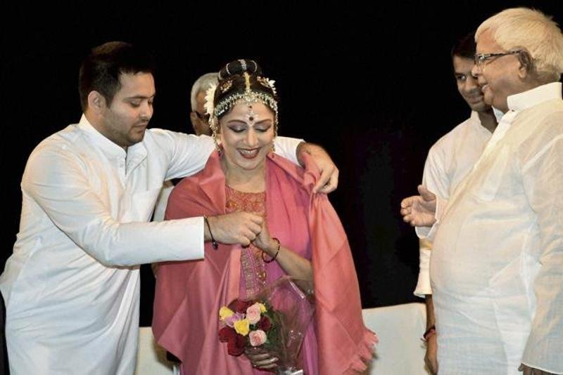 hema-malini-in-patna_2b527dca-9aee-11e6-84cd-7afcc7591aa7 Hema Malini, Lalu Prasad, Tejashwi Prasad Yadav, Bihar, Tej Pratap Yadav, Patna