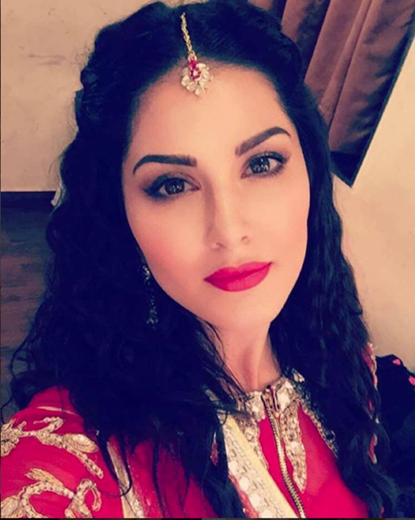 sunny-leone-cultural-get-up-photos3 sunny leone, Sunny Leone photos, Sunny Leone pics, Sunny Leone images, Sunny Leone movies, Sunny Leone news in hindi, Sunny Leone in Indian Dress, Sunny Leone in traditional Indian dress, sunny leone in saree, sunny leone indian culture dress, best sunny leone pics, Photos, Bollywood News, Entertainment news Nishu