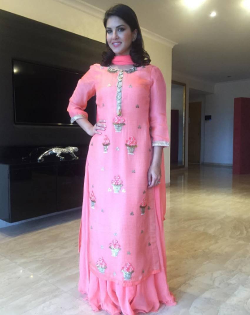 sunny-leone-cultural-get-up-photos4 sunny leone, Sunny Leone photos, Sunny Leone pics, Sunny Leone images, Sunny Leone movies, Sunny Leone news in hindi, Sunny Leone in Indian Dress, Sunny Leone in traditional Indian dress, sunny leone in saree, sunny leone indian culture dress, best sunny leone pics, Photos, Bollywood News, Entertainment news Nishu