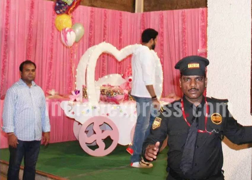 aishwarya-rai-bachchan-daughter-aaradhya-aamir-khan-son-azad-birthday-photos2 Aaradhya, Aaradhya birthday party pics, Aaradhya bachchan birthday party, Aaradhya Party Guests, Aamir Khan son, azad, Aamir Khan son azad, Akshay Kumar daughter nitara, Akshay Kumar daughter, amitabh bachchan, jaya bachchan, abhishek bachchan, Aaradhya birthday party inside pics, Aishwarya Rai Bachchan, Aishwarya Rai Bachchan daughter, Aishwarya Rai Bachchan news, entertainment photos, bollywood news in hindi, entertainment news in hindi
