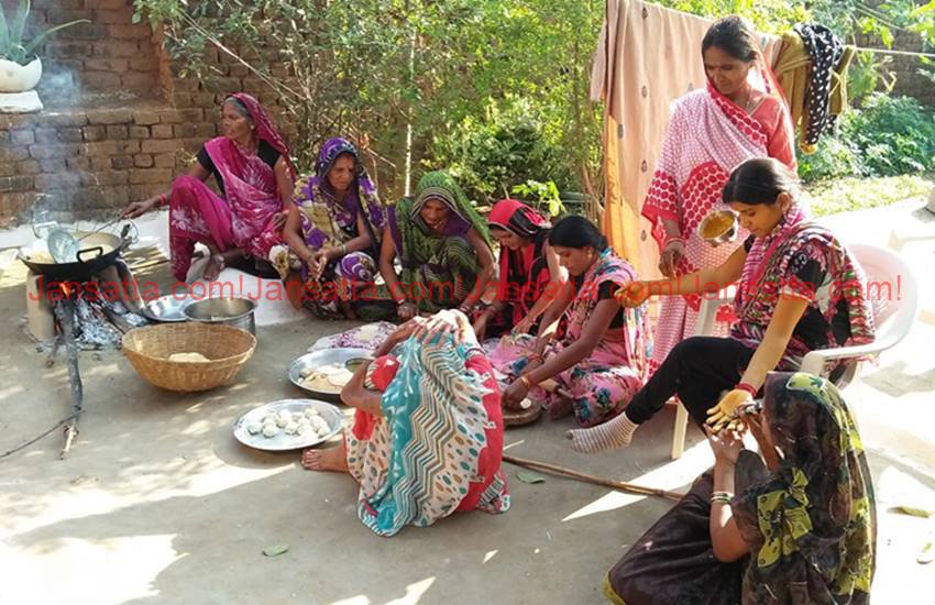परिवार की महिलाओं के साथ भावना। ( फोटो- राजेश चौरसिया)
