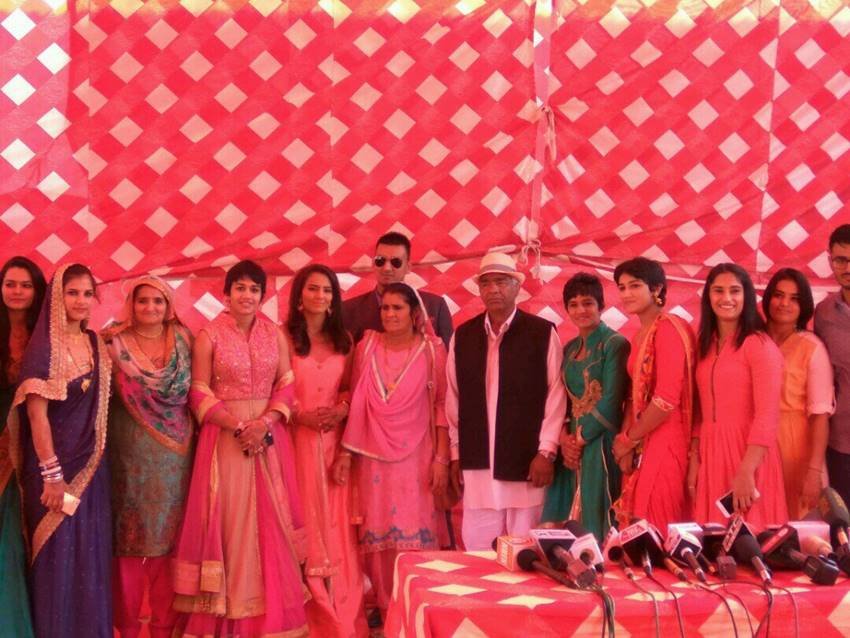 Geeta Phogat Marriage Photos, Geeta Phogat Marriage, Aamir Khan in Geeta Phogat Marriage, Mahavir Singh Phogat Daughter Marriage, Mahavir Singh Phogat Daughters, Mahavir Singh Phogat Daughters name, Geeta and Babita, Geeta Phogat and Babita Phogat, Dangal, Aamir Khan in Marriage, Zaira Wasim and Suhani Bhatnagar, Fatima Sana Shaikh and Sanya Malhotra, Haanikaarak Bapu, Pawan Kumar, Geeta Phogat Husband Name, Geeta Phogat Marriage Venue, Bollywood News, Entertainment News