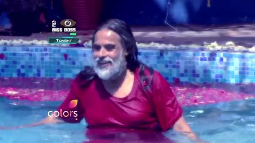 bigg-boss-10-swami-om-taking-bath-with-monalisa10 bigg boss 10, monalisa, monalisa pool pics, baba om swami pics, om swami pool pics, baba om swami swiming pool, bigg boss season 10, monalisa bathing in bigg boss, monalisa pool photos, om swami pool photos, bigg boss cast, bigg boss season 9, bigg boss winners, bigg boss 1, big boss movie, bigg boss 2016, big boss bruce lee, bigg boss 11 contestants